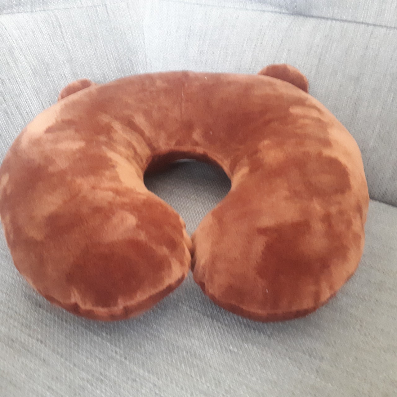 Gối cổ chữ u thêu hình gấu brown